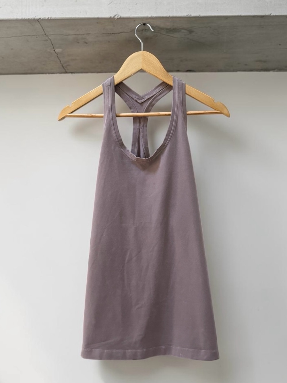 Lululemon Women’s Semi Compressed Fitted Racerback Tank Top in Mauve! Size 8!